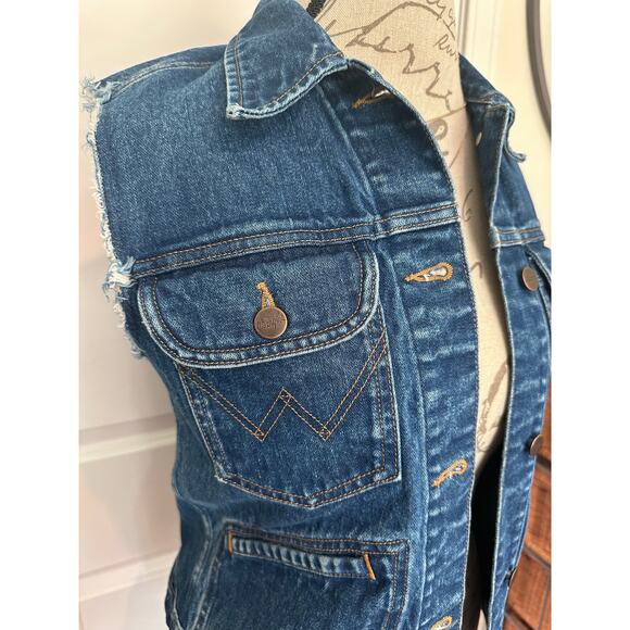 Wrangler Women's sz S Denim Cutoff Sleeve Vest Boho Western Coastal Cowgirl Rock - Picture 2 of 8